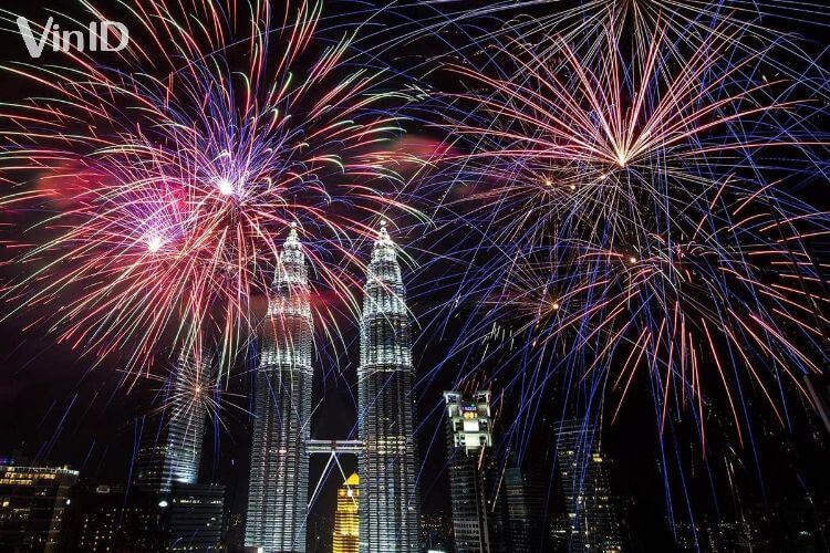 New Year's fireworks display was held at Petronas Twin Towers