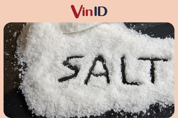 Người bị cao huyết áp nên hạn chế muối trong bữa ăn hàng ngày