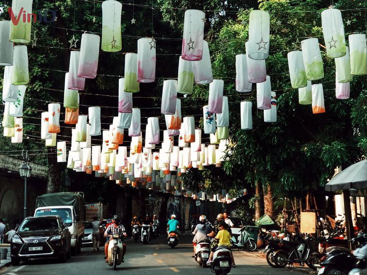 Phố Phùng Hưng được trang trí bởi nhiều đèn lồng rực rỡ sắc màu