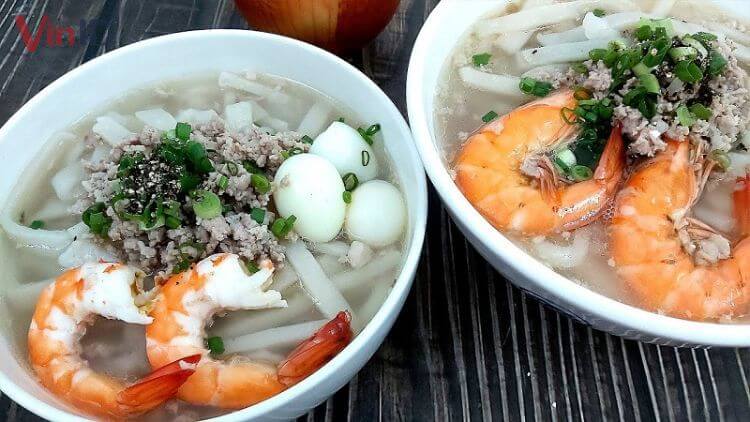 Nước dùng bánh canh tôm thịt đậm đà mùi cốt dừa