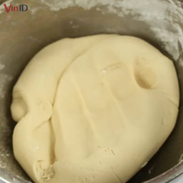 Trộn hỗn hợp bột, cốt dừa và đường thốt nốt đến khi bột không còn dính tay