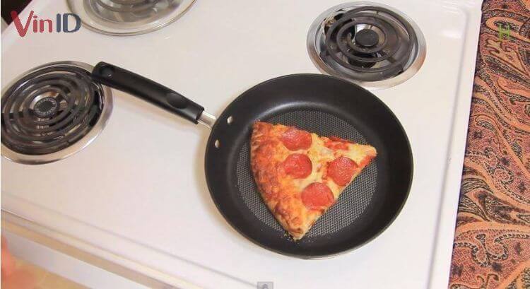 Làm nóng pizza bằng chảo