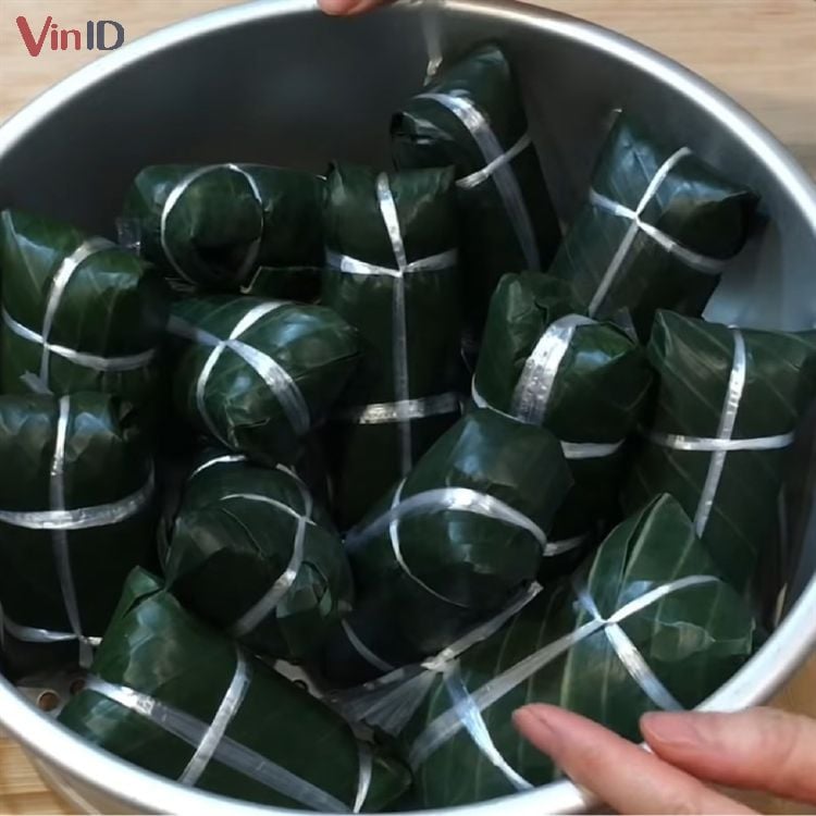 Xếp bánh tét chuối mini vào nồi