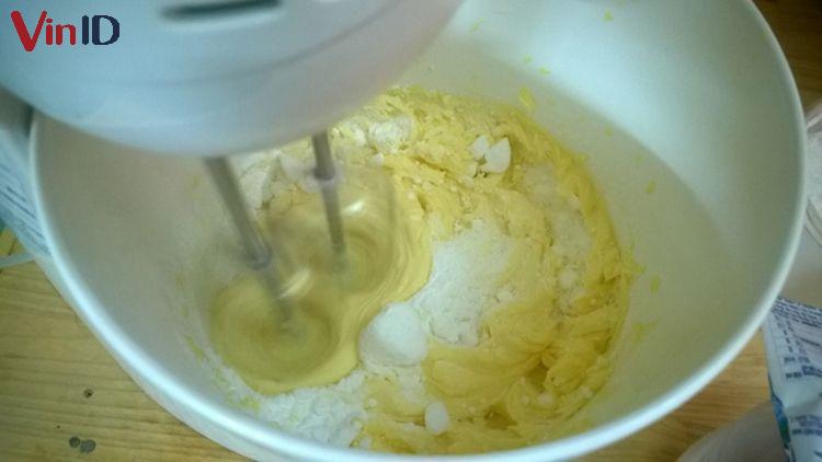 Cho bột vào từng phần nhỏ để hỗn hợp bột mịn không bị vón cục