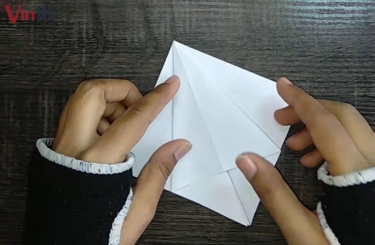 Tạo ra một tam giác từ 2 mặt của tờ giấy