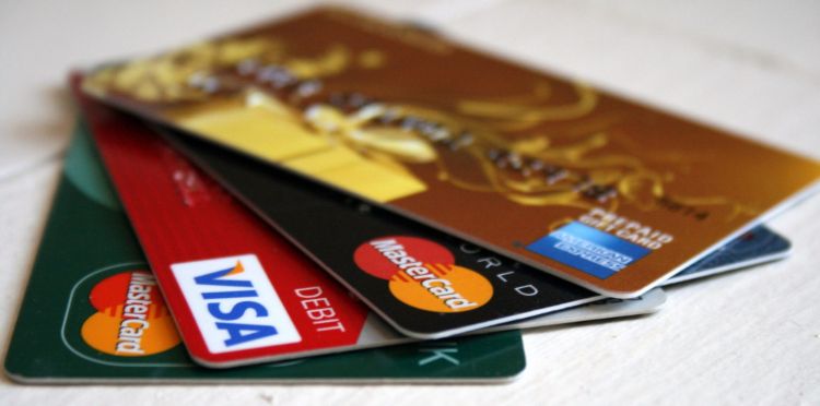 Ngày hết hạn của thẻ Techcombank được in nổi trên mặt thẻ