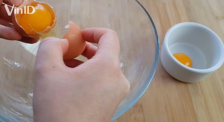 Công đoạn tách lòng đỏ tía và tròng trắng trứng
