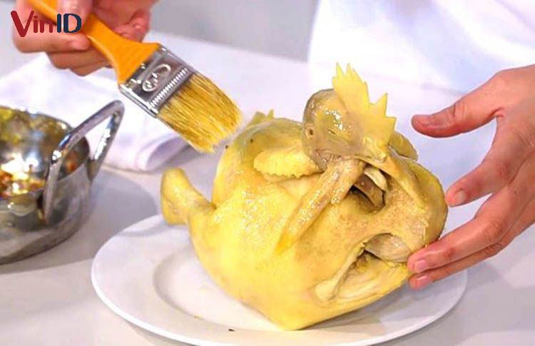 Quét nước cốt nghệ giúp cho gà có màu vàng ươm, nhìn hấp dẫn hơn