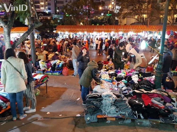 Chợ len Đà Lạt thu hút rất đông du khách đến xem và mua sắm
