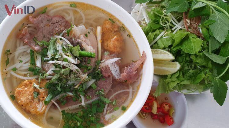 Tô bún bò Huế ở quán Mụ Rơi chất lượng cả về màu sắc lẫn hương vị