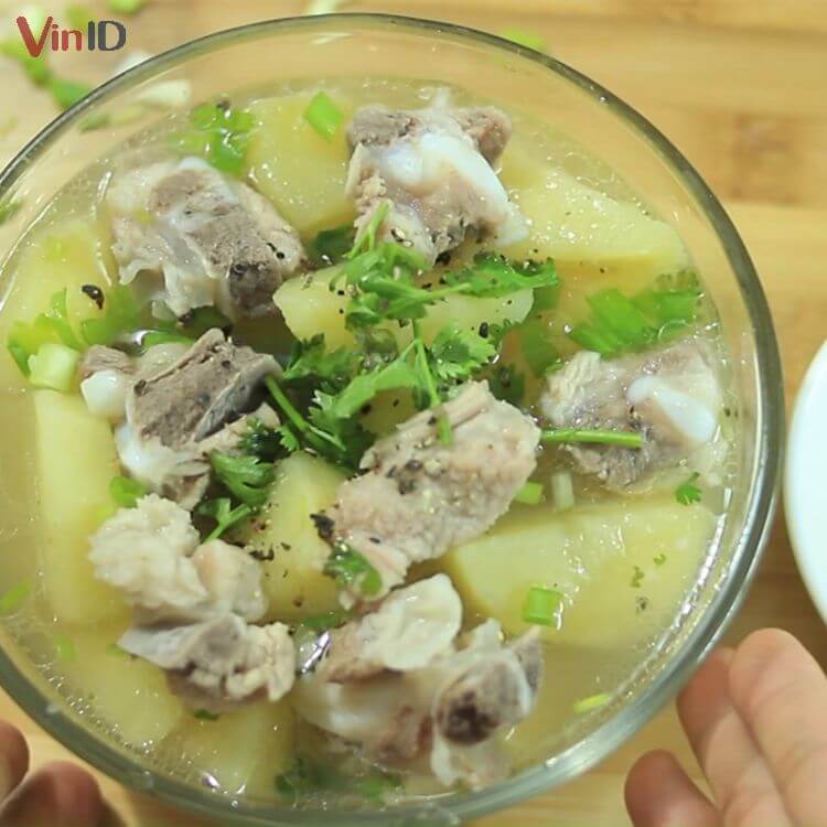 Thành phẩm canh khoai tây sườn heo hấp dẫn, thanh đạm 