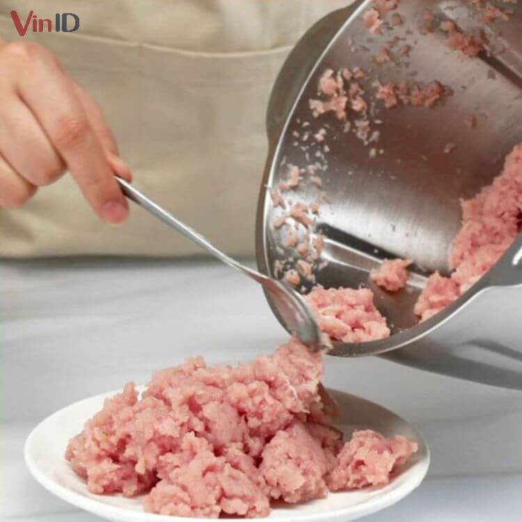 Cho thịt vào xay chung với một chút gia vị, bột năng để kết dính tốt hơn