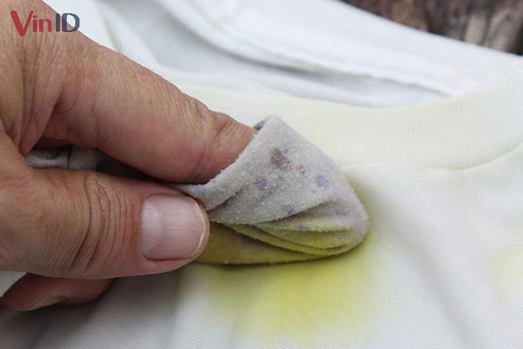 Quần áo của bạn đã bị vấy bẩn vì sơn? Đừng vội bỏ đi, hãy thử tẩy sơn trên quần áo với cách đơn giản nhưng hiệu quả này. Khám phá ngay hình ảnh liên quan để biết thêm!