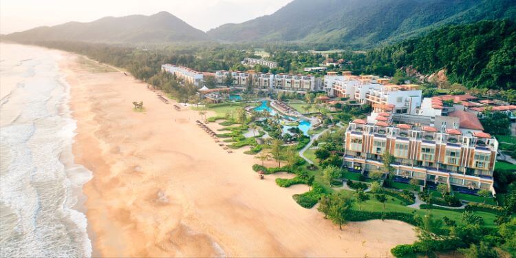 Angsana Lăng Cô Resort tọa lạc ngay trên bãi biển Lăng Cô với tầm nhìn tuyệt đẹp
