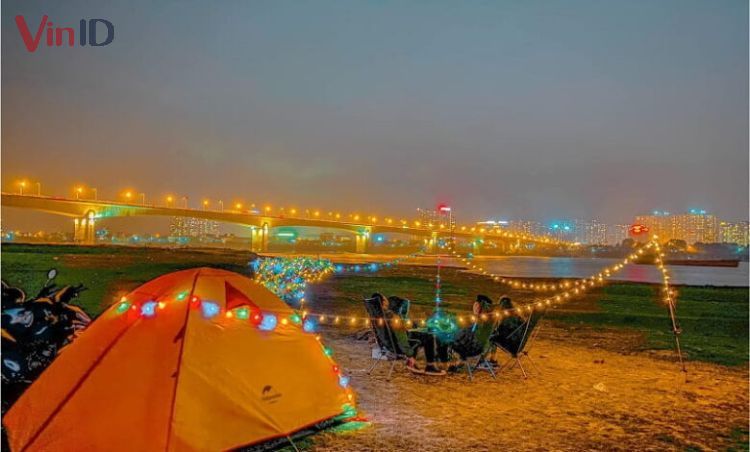 Cắm trại dưới chân cầu Vĩnh Tuy 