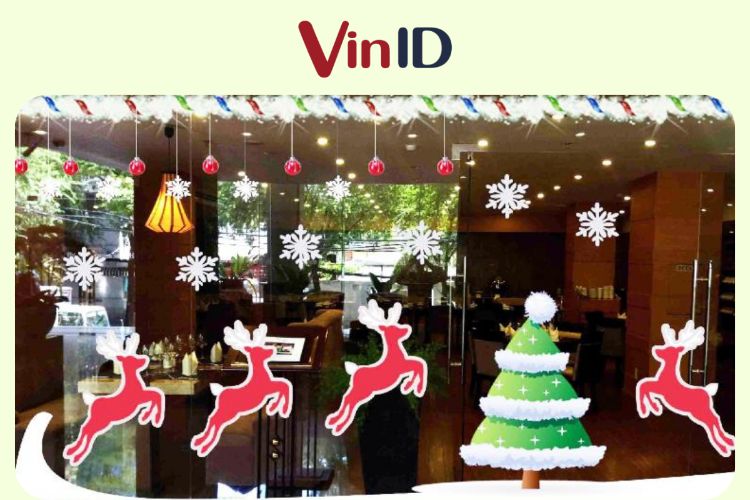 Trang trí Noel trên cửa ra vào công ty