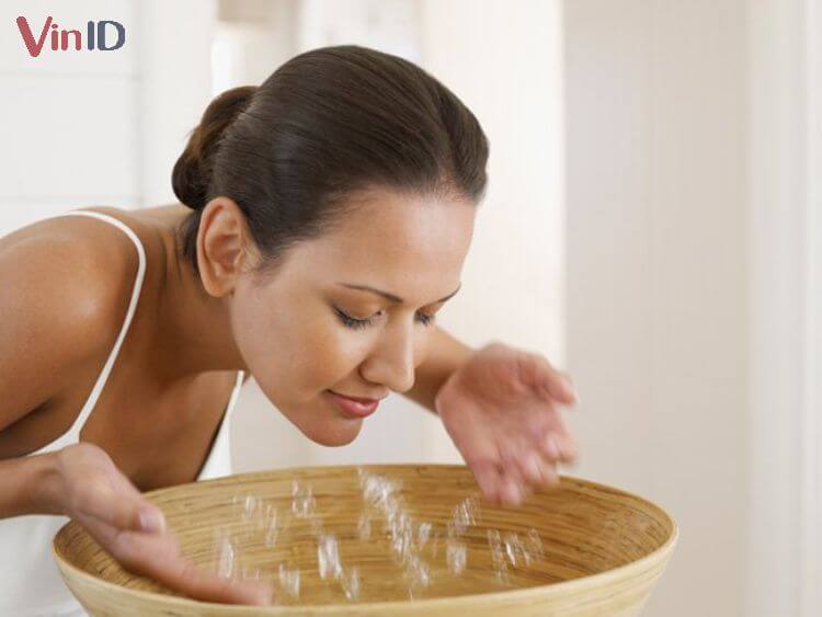 Rửa mặt với muối hồng giúp trị mụn, bã nhờn hiệu quả