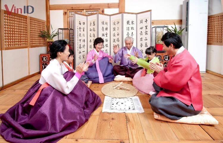 The family gathers together to play folk games