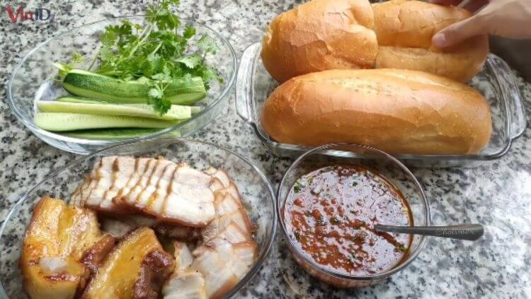 Nhồi nhân bánh mì và rưới nước sốt là hoàn thành