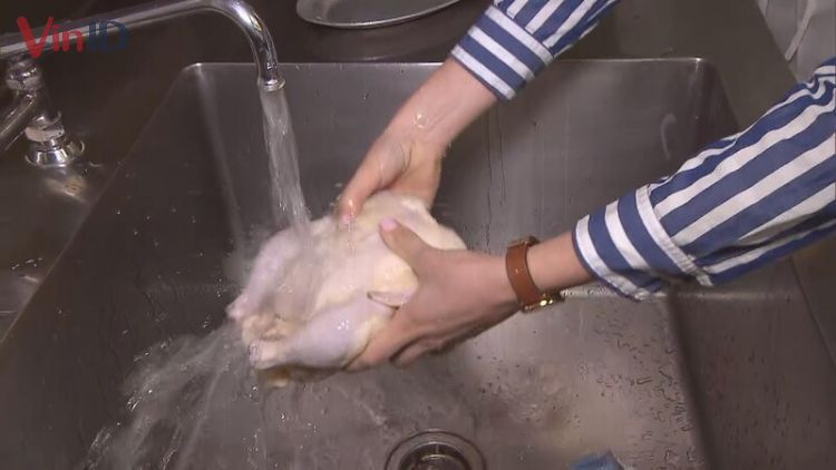 Ngâm thịt gà với nước muối loãng và gừng để khử mùi tanh