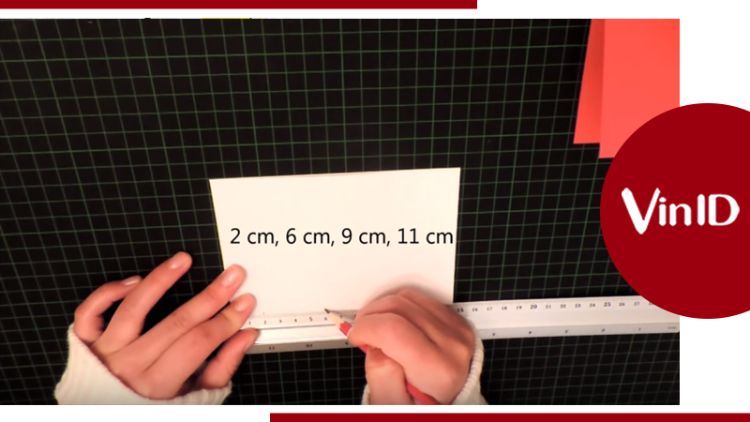 Dùng bút chì đánh dấu các vị trí mép 2cm, 6cm, 9cm và 11cm