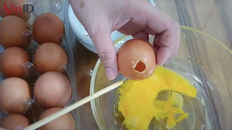 Đổ trứng gà ra chén để nêm nếm gia vị