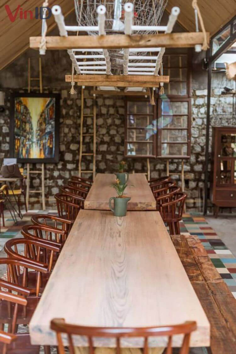 Không gian ấm cúng với nội thất gỗ tại Le Chalet.  quán ăn 
