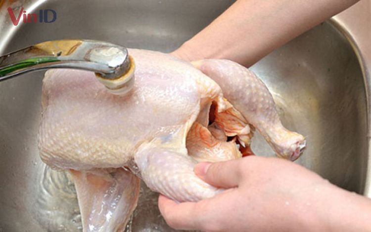 Rửa sạch gà sau khi sơ chế mùi hôi thịt gà