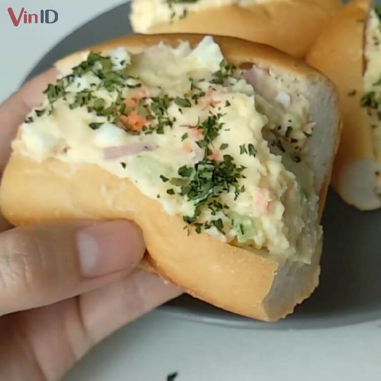 Thành phẩm bánh mì kẹp khoai tây nghiền sốt mayonnaise hấp dẫn