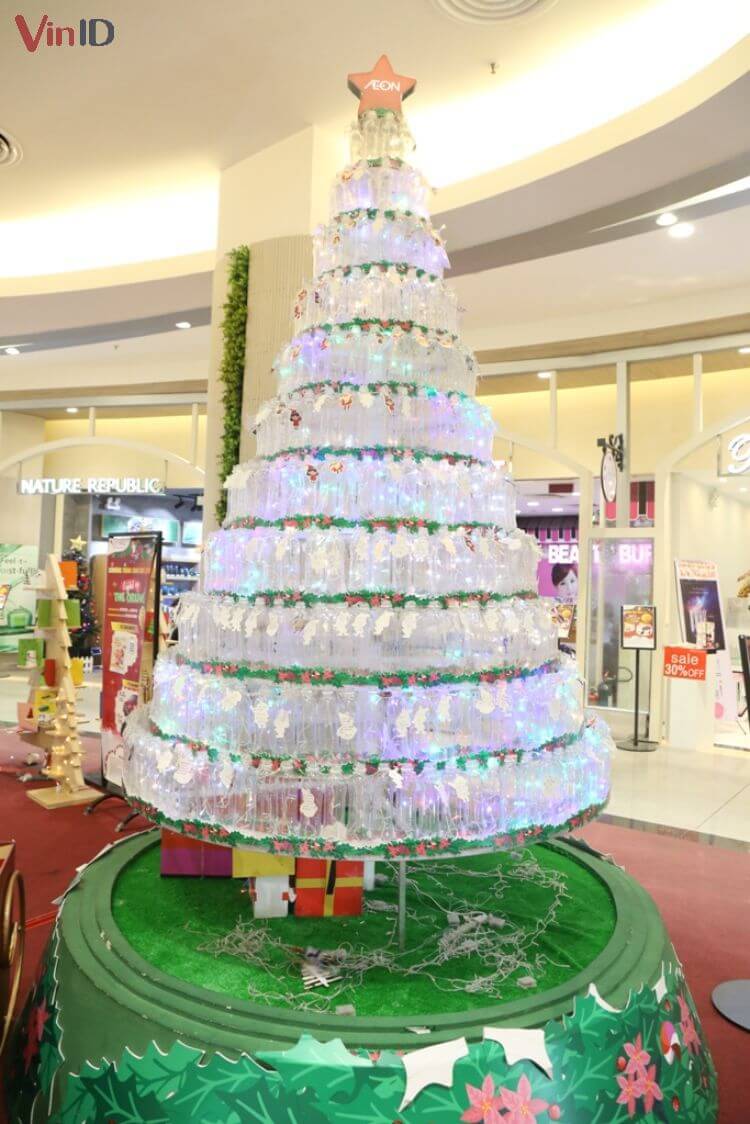 Cây thông Noel trang trí bằng chai nhựa