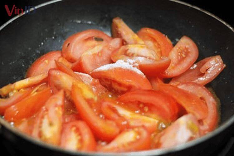 Xào quả cà chua thật chín trước lúc nấu nướng canh