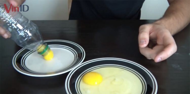 Tách lòng đỏ trứng bằng chai nhựa rỗng sẽ nhanh hơn 