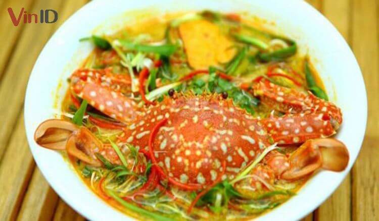 Xếp ghẹ lên bánh canh và rưới nước dùng bốc khói nghi ngút lên trên