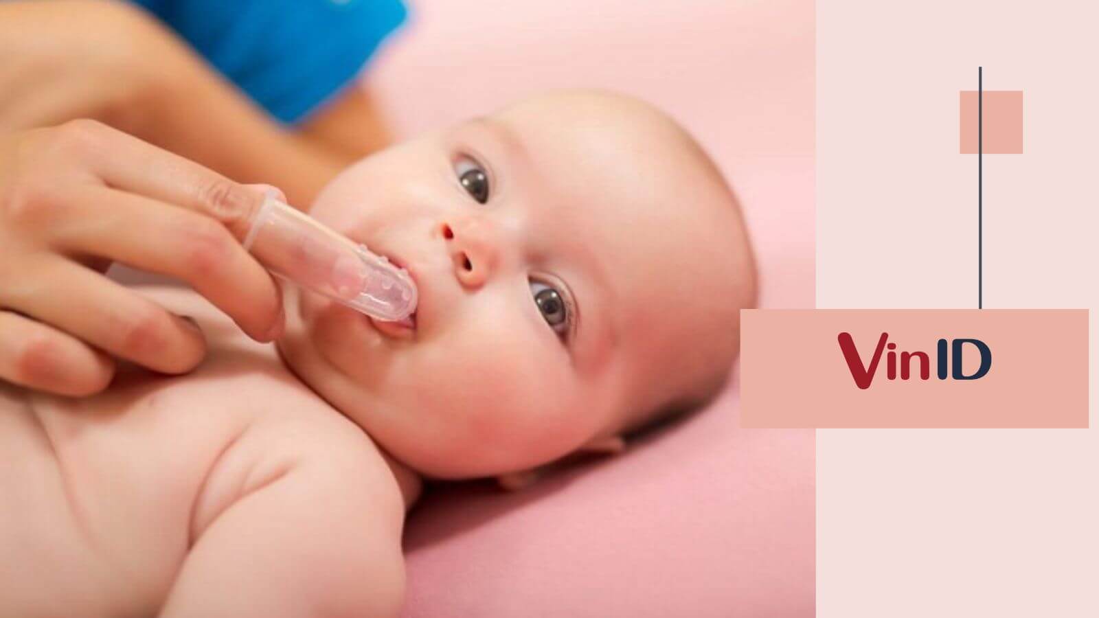 Bước chuẩn bị nào cần thực hiện trước khi vệ sinh lưỡi cho bé?
