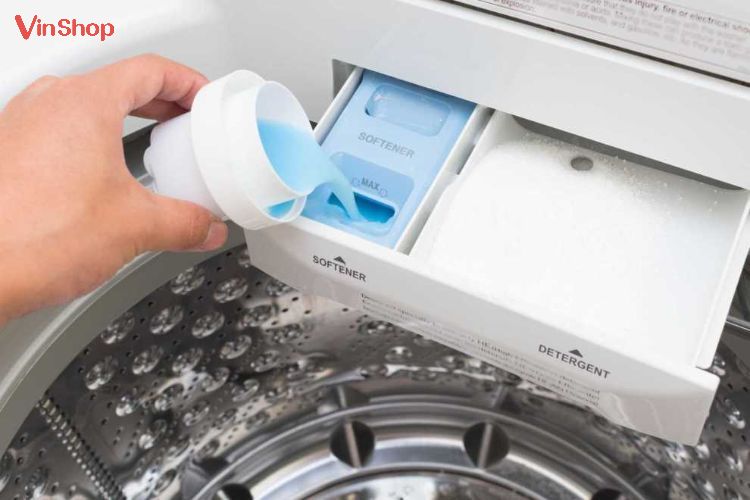 Cho nước giặt vào khay đựng nước giặt (Detergent)