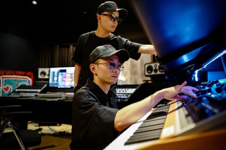 Tín Lê làm người sắp xếp cho thí sinh trong Rap Việt