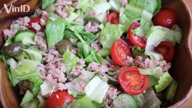 Lưu ý trộn nhẹ tay để phần salad không bị ra nước