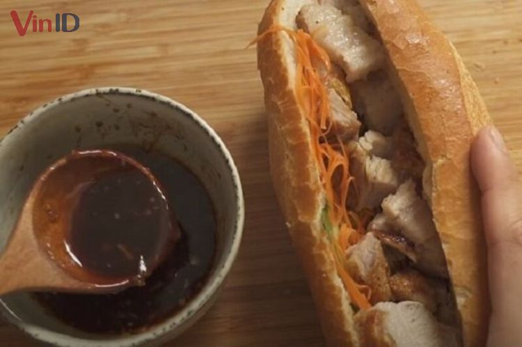 Bánh mì heo quay ăn kèm sốt