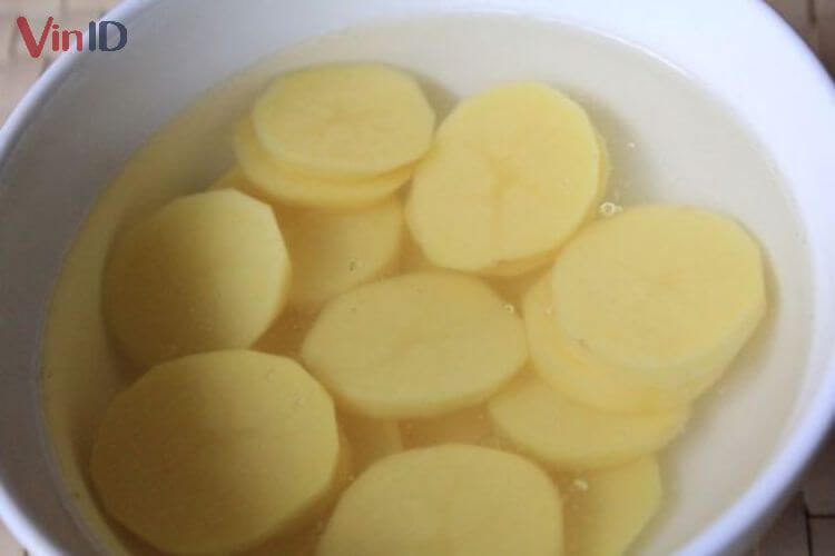 Ngâm khoai tây sau khi gọt, để tránh không khí môi trường làm khoai bị thâm