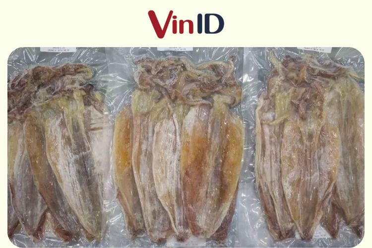 Bọc kín mực khô trước khi cho vào tủ lạnh để tránh ám mùi