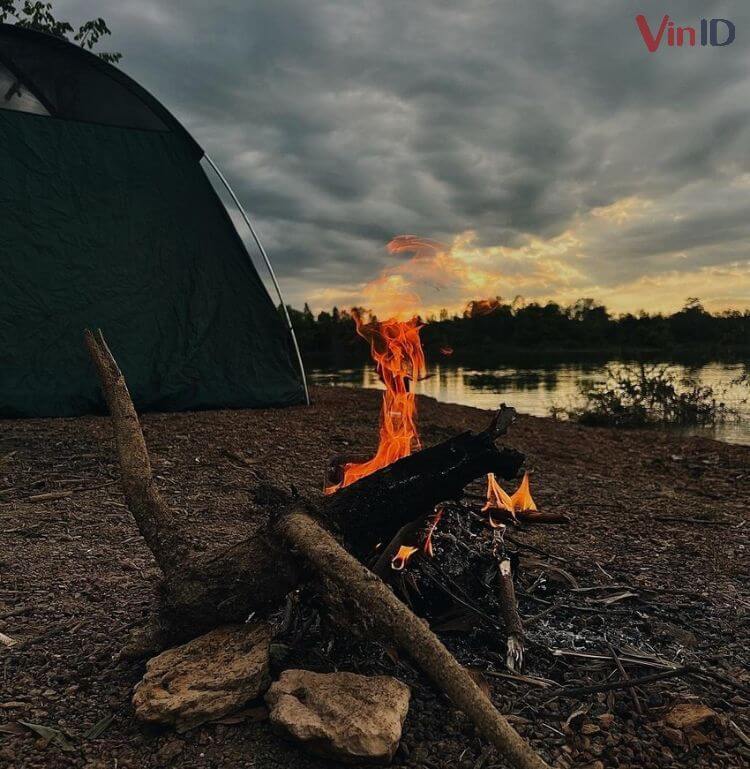 Đốt lửa trại và nướng thịt là hoạt động không thể thiếu khi cắm trại