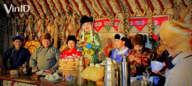 Người dân quây quần trò chuyện và thưởng thức các món ăn truyền thống