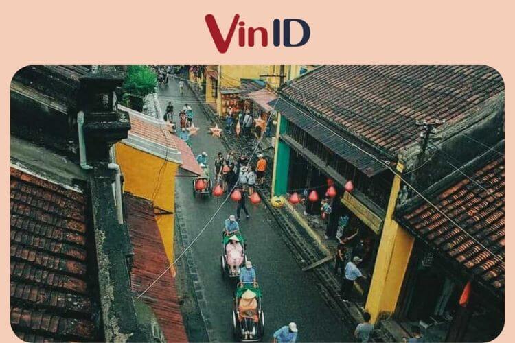 Những mái ngói âm dương phủ đầy rong rêu khiến Hội An dường như xanh hơn sau mỗi cơn mưa 