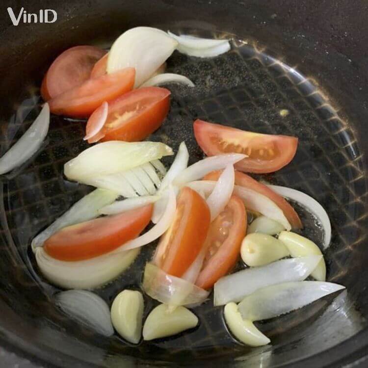 Lưu ý cà chua khi cho vào xào, bạn vặn lửa lớn để cà chua không bị ra nước