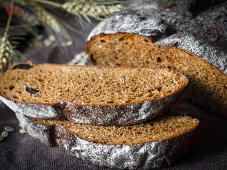 Bánh có màu đen đặc trưng hoặc màu nâu, màu xám tùy vào loại bột