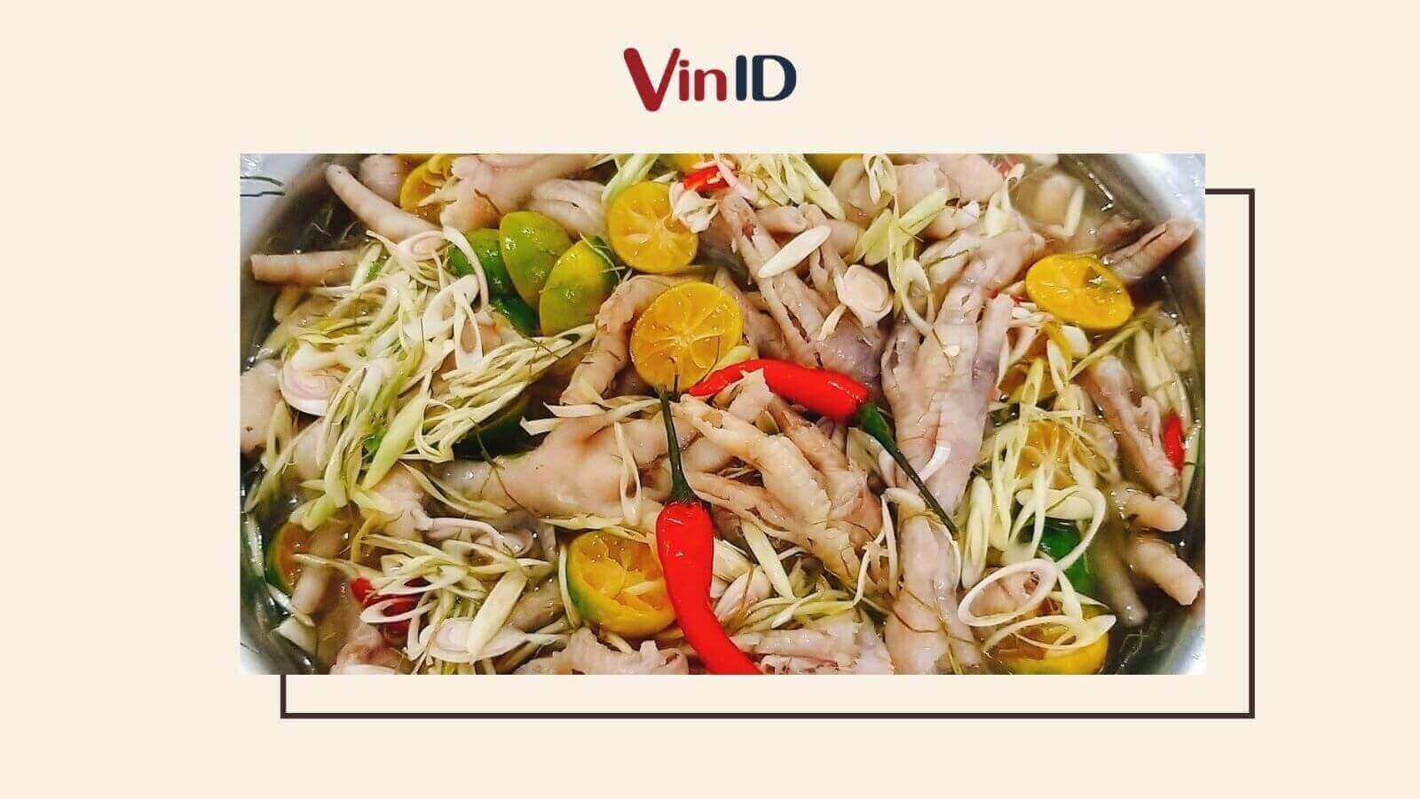Chân gà rút xương ngâm sả tắc là món ăn truyền thống của vùng nào ở Việt Nam? 
