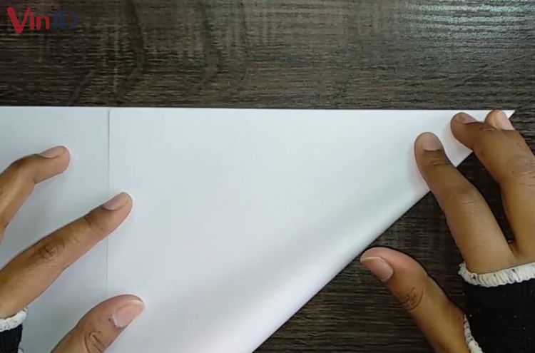Gấp chéo tờ giấy để cắt thành hình vuông