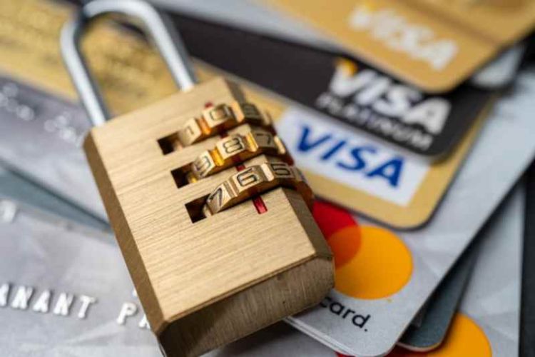 Khóa thẻ Techcombank vẫn có thể chuyển tiền trực tuyến