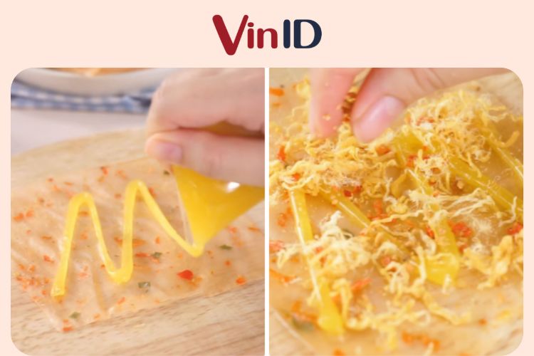 Cho sốt bơ và topping lên bánh tráng