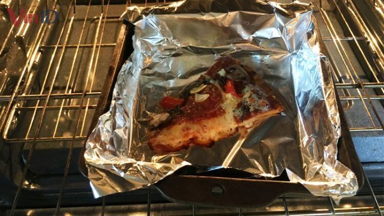 Làm nóng bánh pizza bằng lò nướng